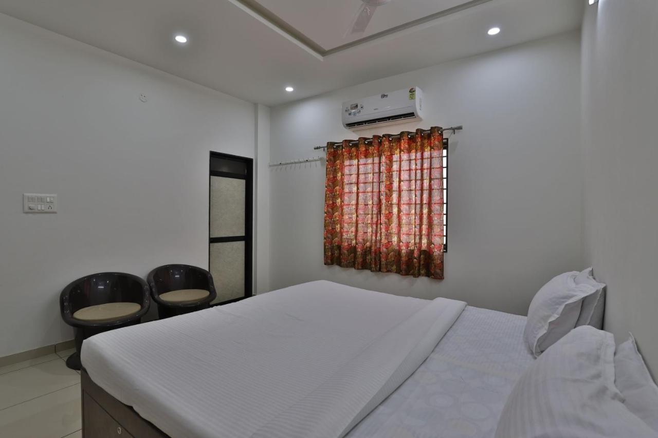 Spot On 38154 Shakti Hostel & Hotel Bhuj Bagian luar foto