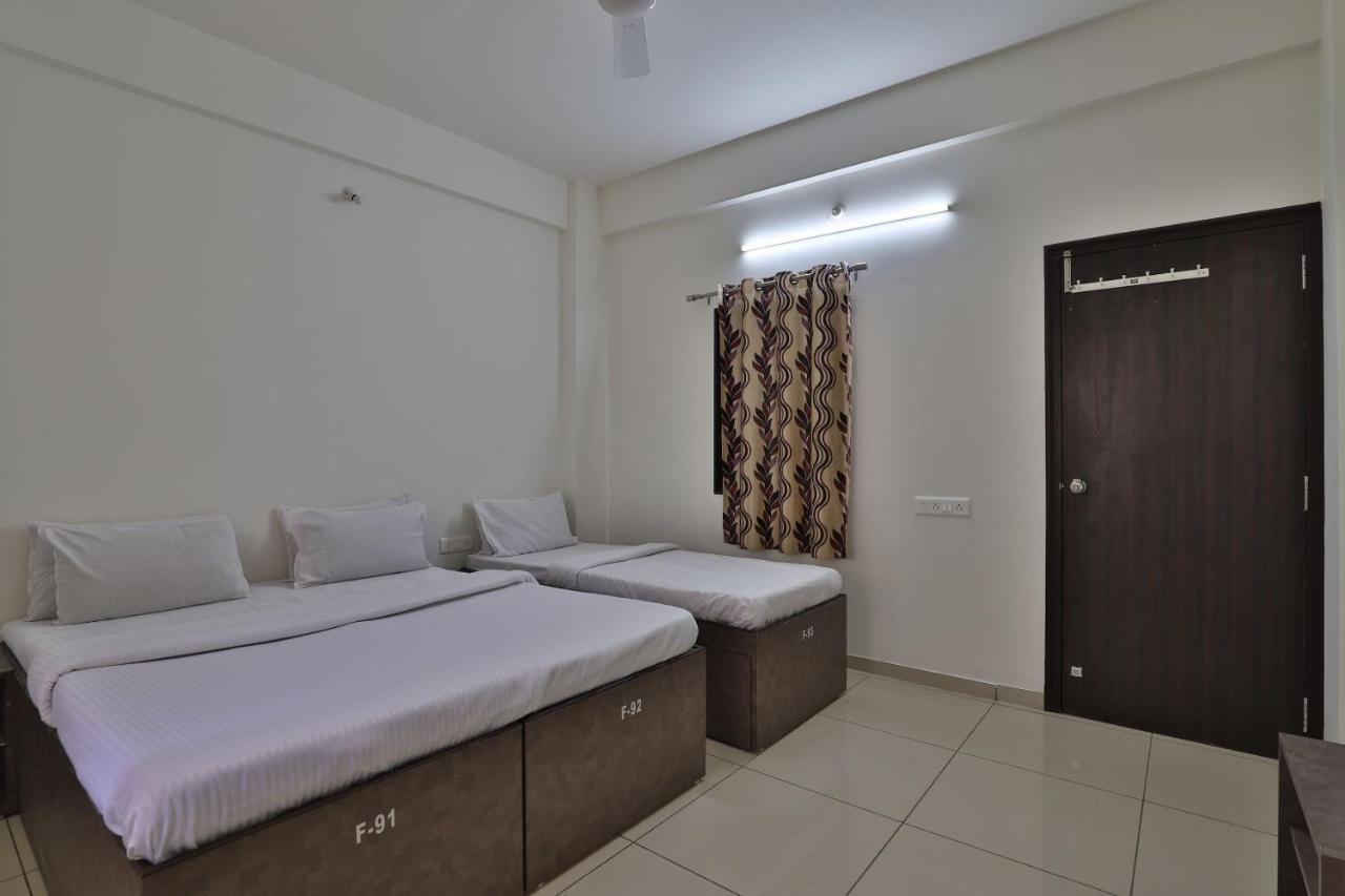 Spot On 38154 Shakti Hostel & Hotel Bhuj Bagian luar foto