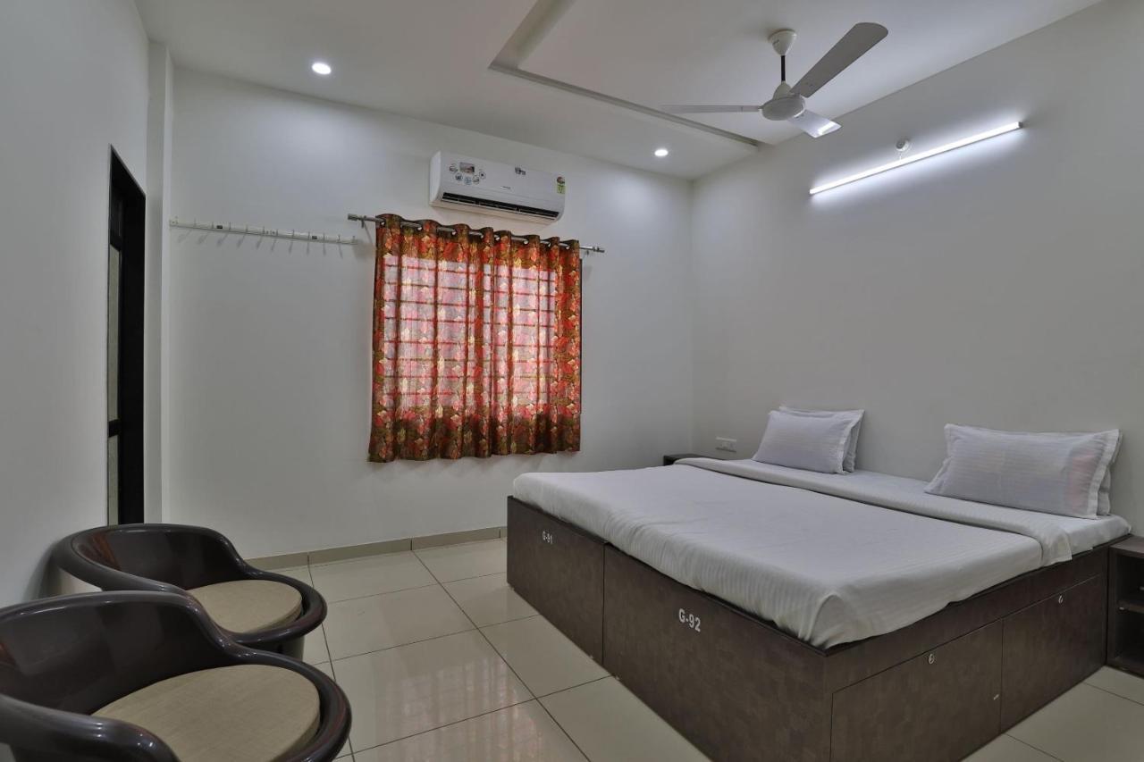 Spot On 38154 Shakti Hostel & Hotel Bhuj Bagian luar foto