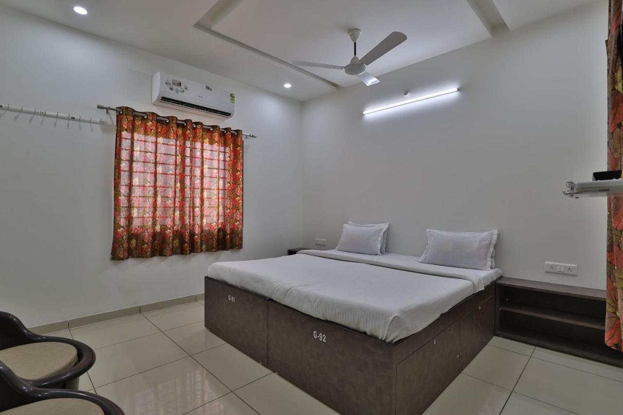 Spot On 38154 Shakti Hostel & Hotel Bhuj Bagian luar foto